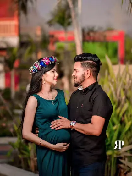 For a classic and romantic maternity shoot, this simple yet elegant dark green gown is a wonderful choice. It drapes beautifully over the baby bump and is incredibly comfortable for outdoor sessions. Here you can see how lovely it looks for a couple's photoshoot.