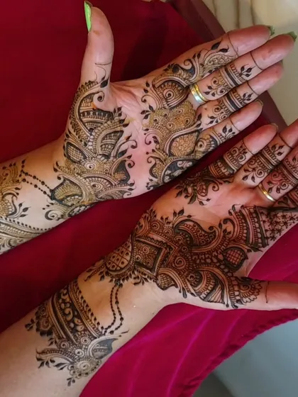This simple Indo-Arabic design is perfect for a party or festival. The pattern flows diagonally across the hand, creating a graceful and modern look.