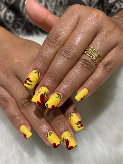 The full view of the yellow floral set, a perfect manicure for summer or to brighten up any day.