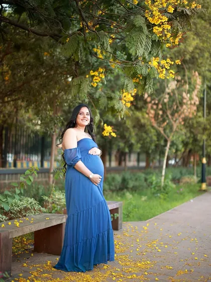 We found the most beautiful spot under the blooming amaltas trees for this outdoor maternity photoshoot in Mumbai. The vibrant blue of her dress against the yellow flowers felt like a celebration of the new life she is bringing into the world.