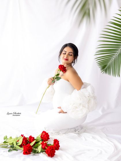 The composition of this shot, with the scattered roses and palm leaf, adds a touch of artistry to a simple and elegant setup. It’s all about creating a beautiful, complete scene.