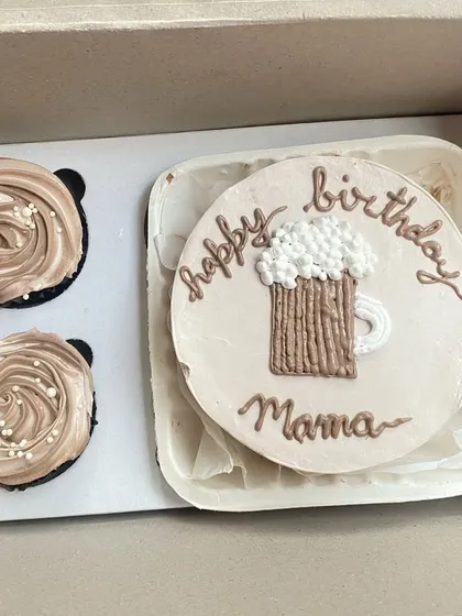 Our popular bento and cupcake combo, perfect for a personal birthday surprise. This one features a chocolate cake with a hand-piped beer mug design and two rich chocolate cupcakes.