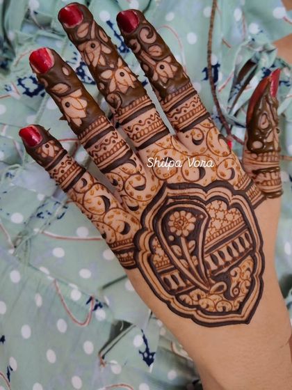 A single hand with a beautiful framed paisley design, perfect for any celebration.