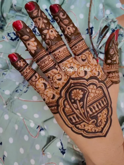 A single hand with a beautiful framed paisley design, perfect for any celebration.