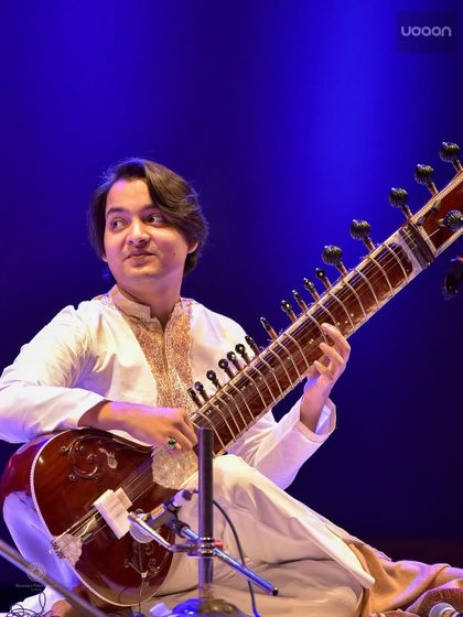 A lighter moment during the same Kolkata performance. The interplay with the tabla player often brings moments of joy and spontaneity to the stage.