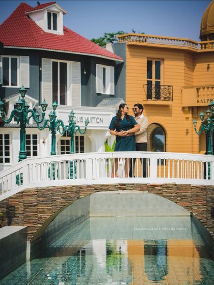 Using bold architecture and creative angles to tell a modern love story. This shoot at a curated location in Bangalore shows how we can play with different settings for a diverse album.