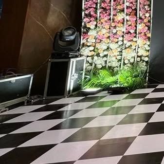 Intricate Thematic & Floral Decor photo 10