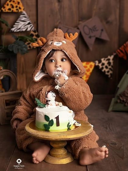 A roaring good time for this wild one! This jungle cake smash was filled with adorable details, but the best part was watching him enjoy every last bite of his special birthday cake.