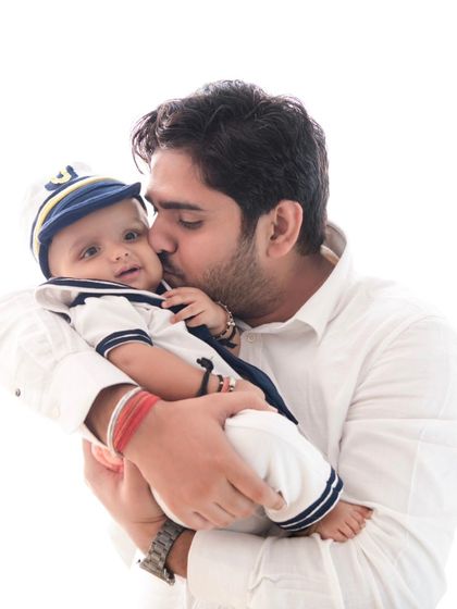 A tender kiss from dad. These quiet, loving gestures make for incredibly heartwarming and precious photographs.