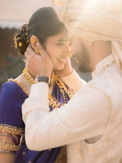 A dreamy, sun-drenched moment between a Maharashtrian couple.
