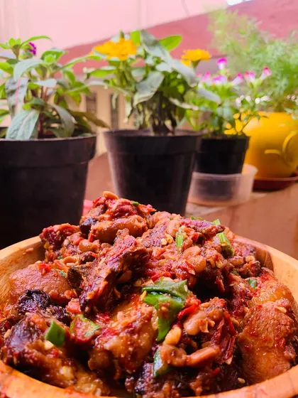 The rich colors of my smoked pork with axone, ready to be enjoyed.