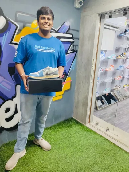 That feeling when you finally get your hands on a pair you've been hunting. Enjoy the new sneakers!