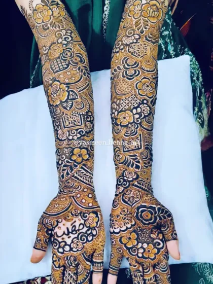 Another angle of the detailed bridal mehndi I did for Raazia. You can see the fine lines and shading that give the flowers and patterns so much depth.