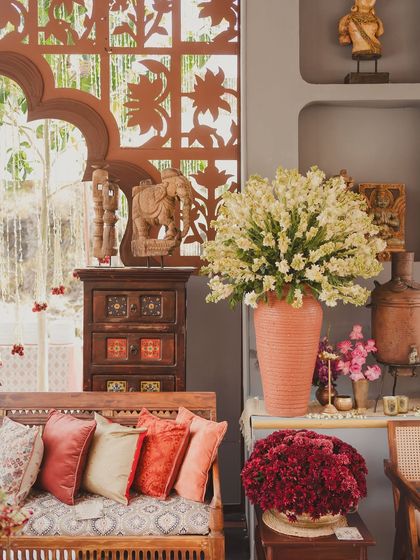 More details from the 'Artisan's Studio' theme, with rustic wooden furniture and large vases of tuberoses.