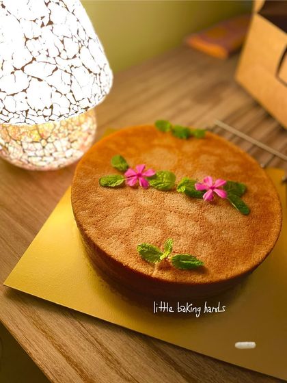 Another angle of the simple and elegant whole wheat vanilla sponge, decorated with just a few edible flowers and mint leaves.