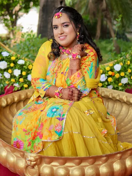 A fresh and vibrant look for a sun-kissed Haldi ceremony. I used minimal makeup with a focus on a radiant glow and a pop of colour on the lids to match her floral jewellery and joyful spirit.