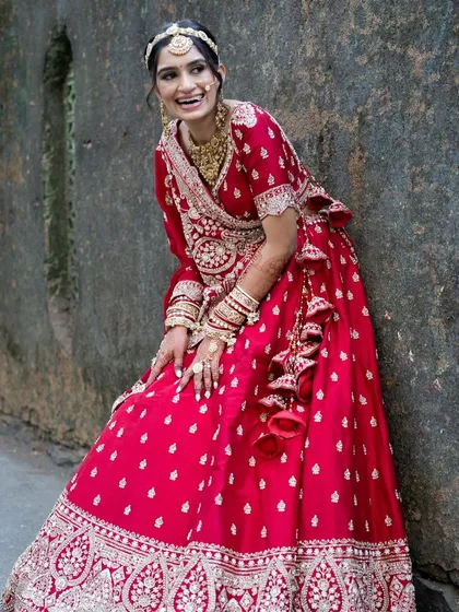 A happy bride is the prettiest bride. Jagruti's smile was the best part of her traditional wedding look, complemented by a soft glow and elegant details. ✨
