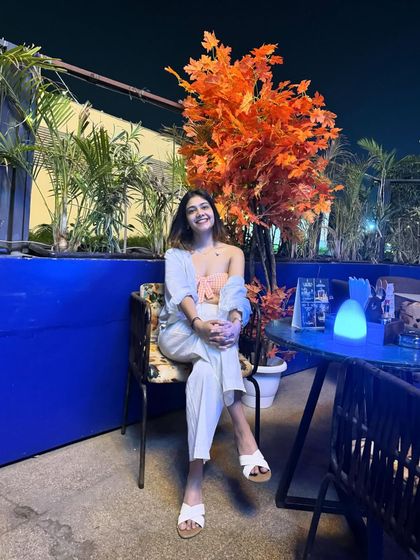 A happy moment enjoying the evening. This outfit is all about soft colors and comfortable fabrics.