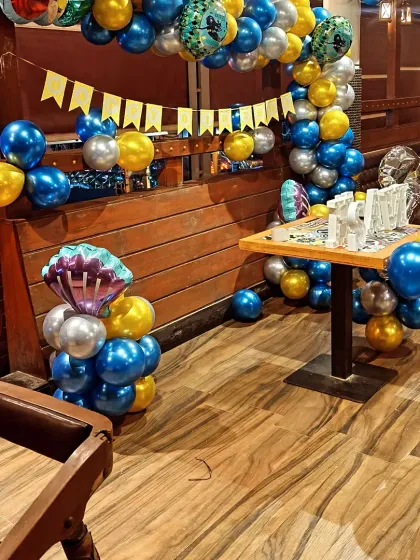 Another angle of the Little Mermaid decor at the Black Pearl restaurant, showcasing the balloon arrangements and themed foils.