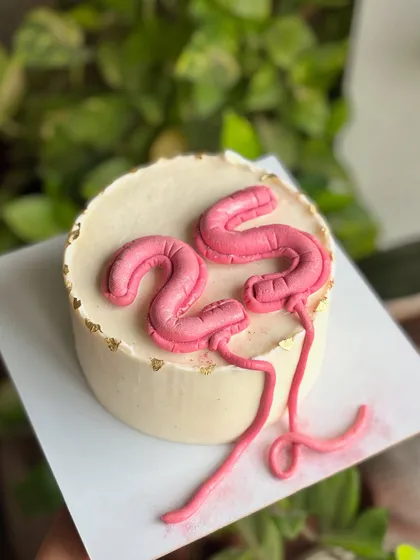 The full view of the minimalist "25" balloon cake, a trendy and fun design for a milestone birthday.