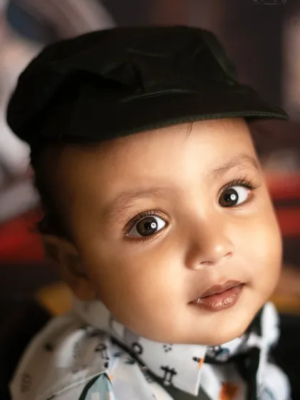 Those beautiful, expressive eyes. This close-up portrait of a baby boy in a cap is all about capturing his soulful gaze.