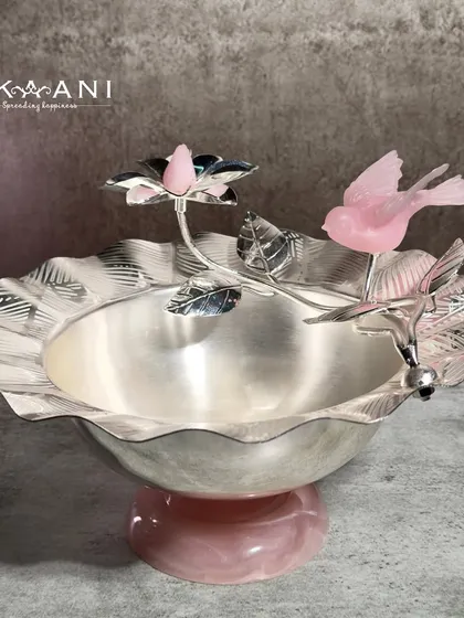 I love combining natural elements with refined craftsmanship. This stunning silver-plated bowl, resting on a rose quartz base and adorned with a delicate bird, is a piece of functional art that brings a touch of serene luxury to your tabletop.