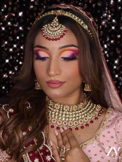 Another look at this beautiful rental set, showcasing the matching maang tikka and earrings.