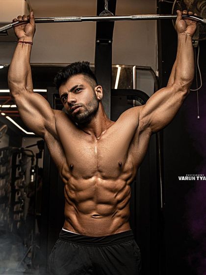 A professional shot highlighting my abdominal and oblique definition. This is the result of a disciplined approach to both training and nutrition.