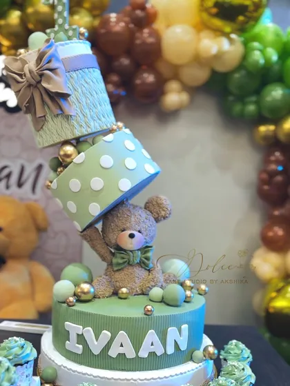 This topsy-turvy teddy bear cake is one of my favorites and a perfect example of what we create in the gravity cake workshop. It’s all about balancing engineering with adorable, clean design.
