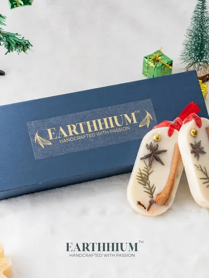 These Christmas wax sachets are infused with the warm, spicy scents of the season, using real cinnamon, star anise, and cloves. They come beautifully packaged in a gift box.