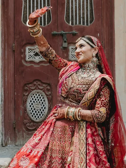 A happy, candid wave from the bride, her joy lighting up the frame.