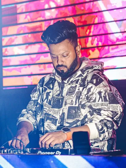 The greatest gift of a DJ is taking people on a journey through music. At The Dansing Bottle, Thane.
