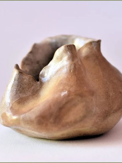 I love the raw, minimalist finish of this pot. It's made with sandalwood clay and has just a light wash of white to enhance its natural texture.