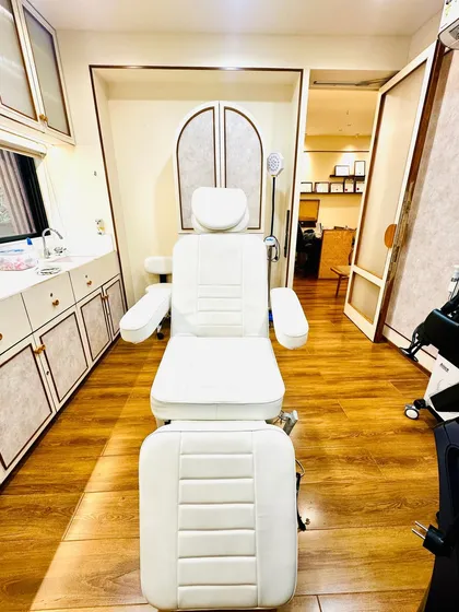 Your comfort and safety are my top priorities. My clinic is equipped with state-of-the-art technology in a clean, professional, and welcoming environment. This is where your journey to healthier hair begins.