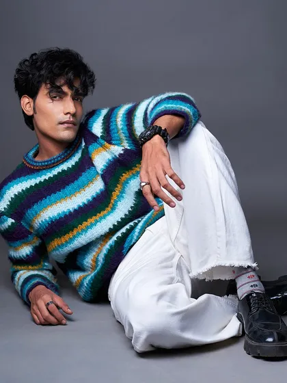 A cozy yet fashionable look. I kept the grooming natural to complement the soft texture of the sweater and the model's great hair.