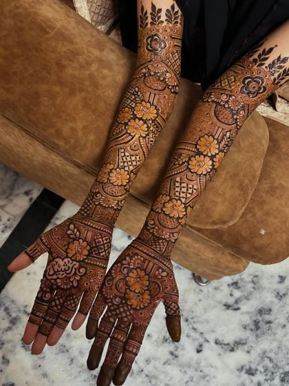 The full view of Saba's beautiful bridal mehendi.