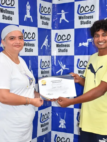 Celebrating our members' hard work! Here, a participant receives a certificate of excellence after completing our energy-packed HIIT and Tabata session. We love recognizing your achievements.