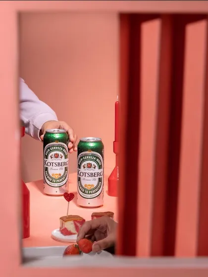 A creative Valentine's Day campaign for Kotsberg beer. I used a 'peek-a-boo' framing effect with a monochromatic pink set to create a playful and romantic scene that stands out.