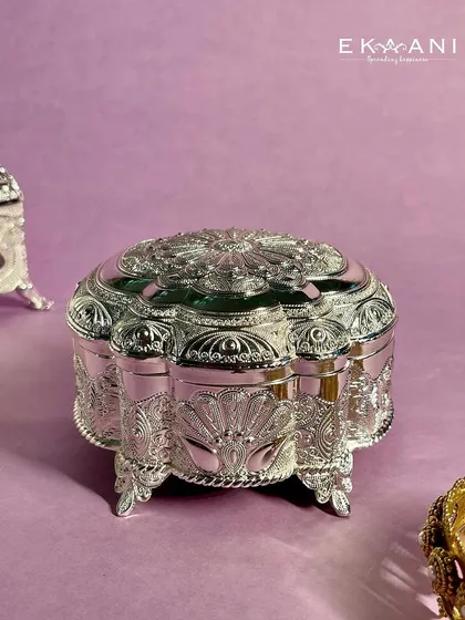 The intricate engraving on this flower-shaped jewellery box makes it a delightful addition to any collection. It is a small piece that makes a big impression.