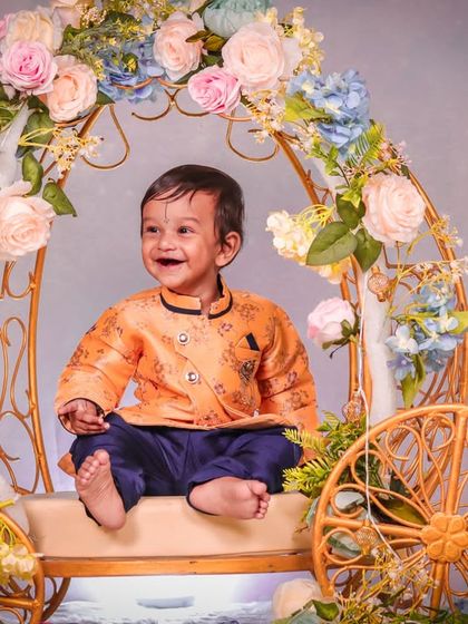 Capturing a joyful, candid smile in the floral carriage. The setup is designed to be engaging for toddlers, allowing for natural and happy expressions.