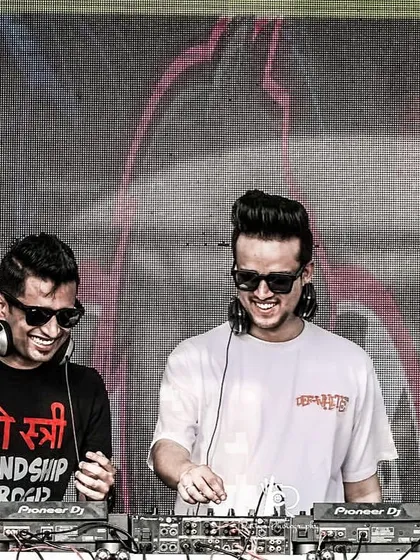 Another shot of the b2b session, deep in the mix.