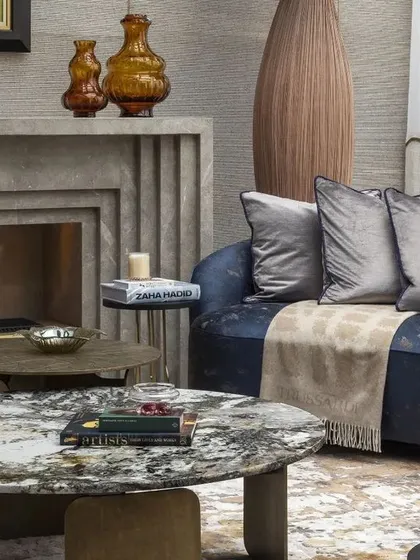 Another angle of the living space, highlighting the bespoke furniture and subtle classical details that enrich the contemporary theme. The space is defined by luxury, refinement, and integrated brass accents.