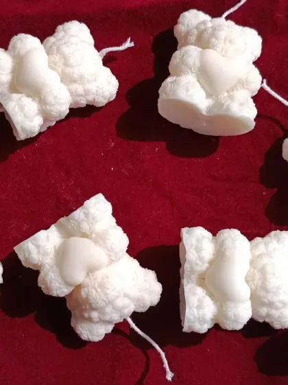 Another view of the small teddy bear candles.