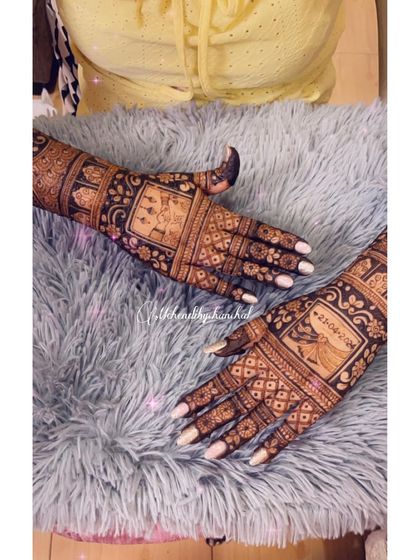 The back of the hands for a bridal mehendi, featuring figures from the wedding ceremony. This shows how the story can continue from the front to the back of the hands.