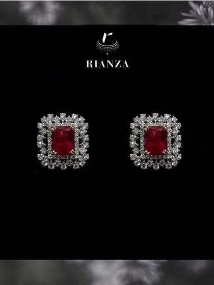 The same changeable earrings, now featuring a rich red ruby. This allows you to create a completely different look, coordinating perfectly with a red or maroon outfit.