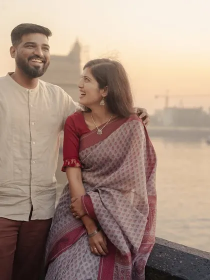 A candid laugh shared against the golden hour light at the Gateway of India. This image captures a genuine interaction, blending a classic portrait with the authentic atmosphere of the location.