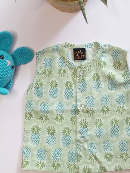 This pineapple print jhabla is a perfect example of the beautiful and fun prints I choose for my infant collection.