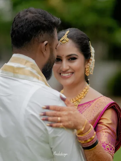 A stolen glance filled with love and promise. My candid wedding photography focuses on these in-between moments that truly define the story of your relationship.