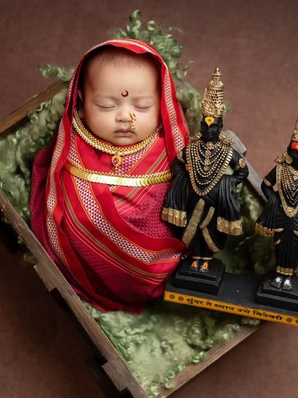 A divine Warkari theme, with the baby peacefully sleeping beside idols of Lord Vitthal and Rukmini. This setup is perfect for families who want to celebrate their faith and cultural traditions.