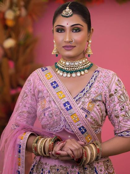 A simple and elegant Kundan choker with green beads, perfect for a bridesmaid or a wedding guest. It's one of our most affordable rental options.